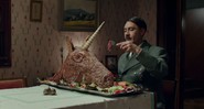 Taika Waititi como Hitler em JoJo Rabbit (Foto: Reprodução / YouTube)