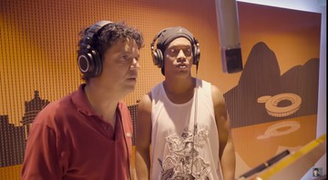 Jorge Vercillo e Ronaldinho Gaúcho (Foto: Reprodução / YouTube)