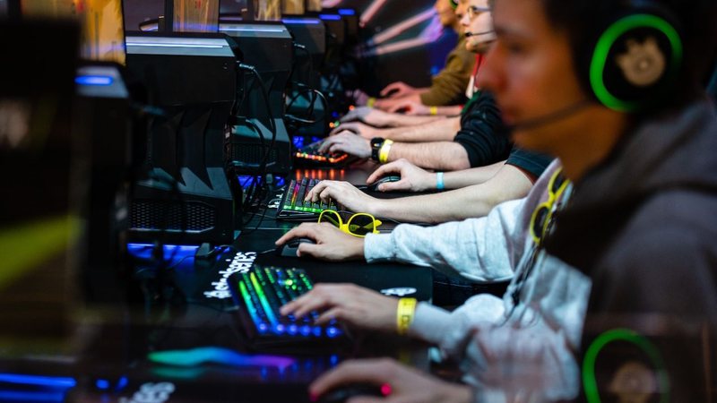 Jovens jogando no computador (Foto: Jens Schlueter/Getty Images)