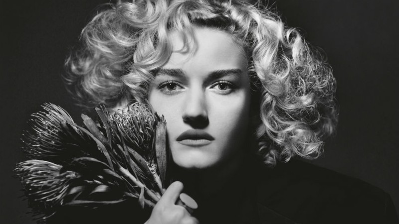 Julia Garner, no Calendário Pirelli 2019 (Foto: Albert Watson)