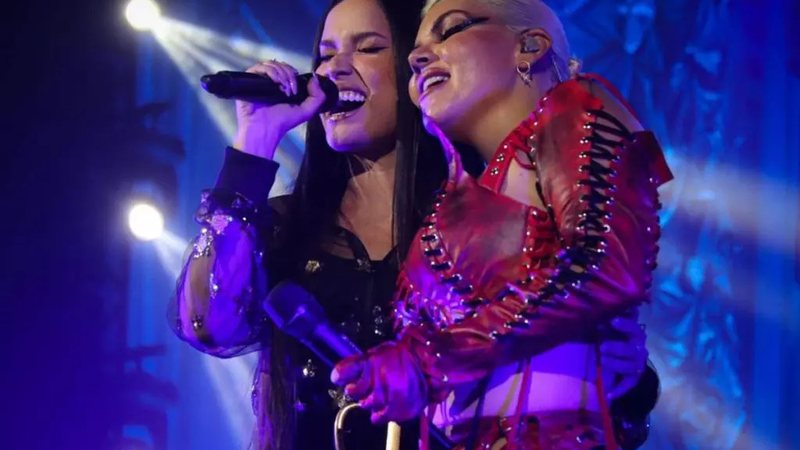 Juliette e Duda Beat unidas no palco - Reprodução