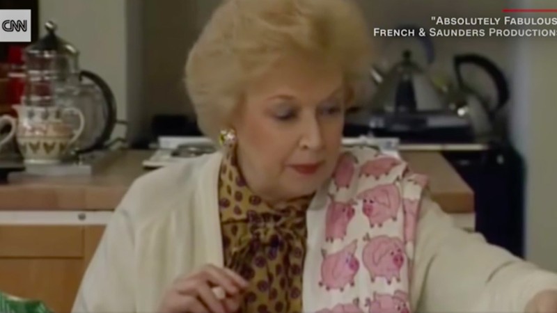 June Whitfield em cena de Absolutely Fabulous (Foto: Reprodução CNN)