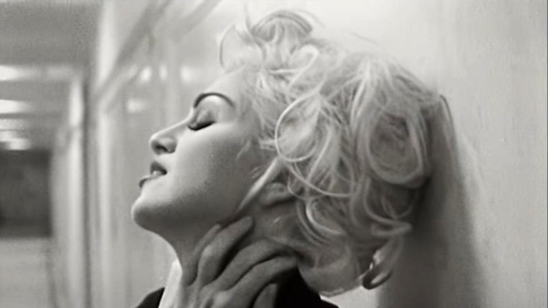 Madonna em clipe de "Justify My Love" (Foto: Reprodução)