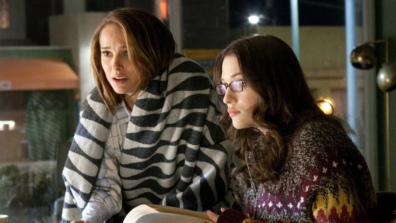 Kat Dennings e Natalie Portman em Thor (Foto: Reprodução)