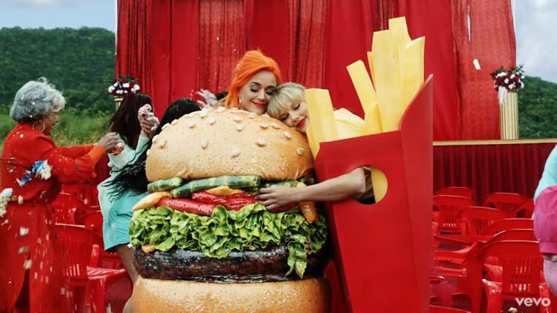 Katy Perry e Taylor Swift se abraçando em 'You Need to Calm Down' (Foto: Clipe / Reprodução)