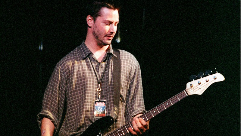 Keanu Reeves no baixo da banda Dogstar, em 1996 (Foto:AP Photo/ Sven Kaestner)