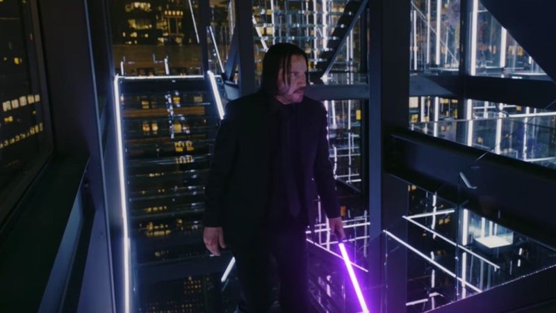 Keanu Reeves com sabre de luz (Foto: Reprodução / YouTube)