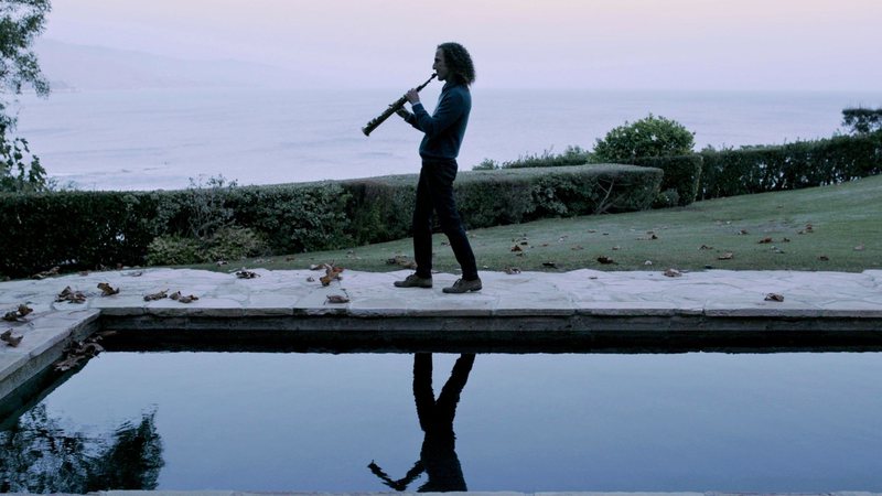 Kenny G toca sax em volta da piscina (Foto: Divulgação / HBO)