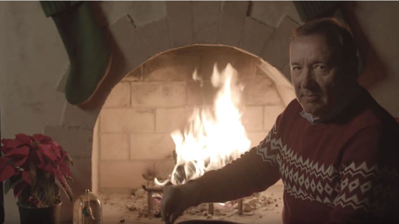 Kevin Spacey em vídeo de Natal (Foto:Reprodução)