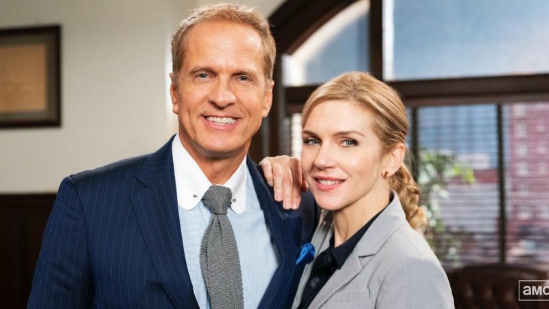 Patrick Fabian e Rhea Seehorn no set de Better Call Saul (Foto: Divulgação)