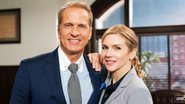 Patrick Fabian e Rhea Seehorn no set de Better Call Saul (Foto: Divulgação)