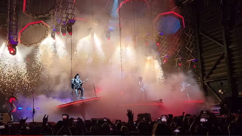 Gene Simmons quase sofre acidente em show do Kiss (Foto: reprodução/vídeo)