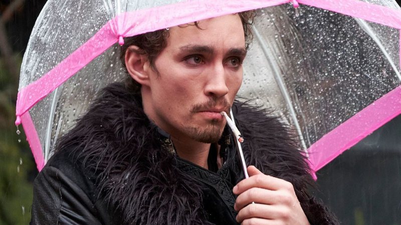 Robert Sheehan como Klaus (foto: reprodução/ Netflix)