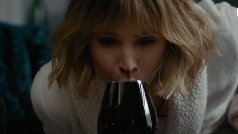 Kristen Bell em trailer de A Vizinha da Mulher na Janela (Foto; Reprodução/YouTube)