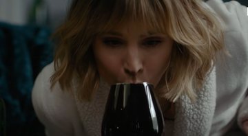 Kristen Bell em trailer de A Vizinha da Mulher na Janela (Foto; Reprodução/YouTube)