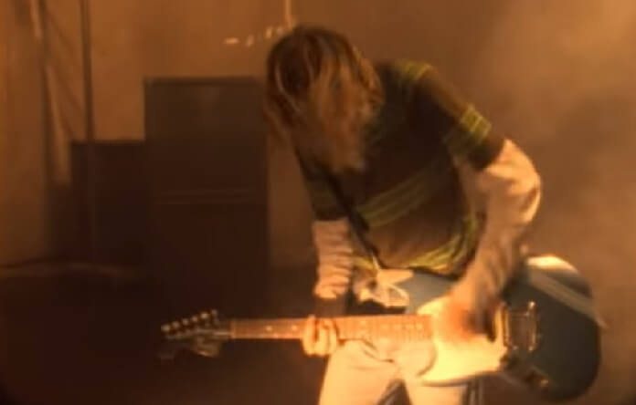 Kurt Cobain em clipe de 'Smells Like Teen Spirit' - (Foto: Reprodução)