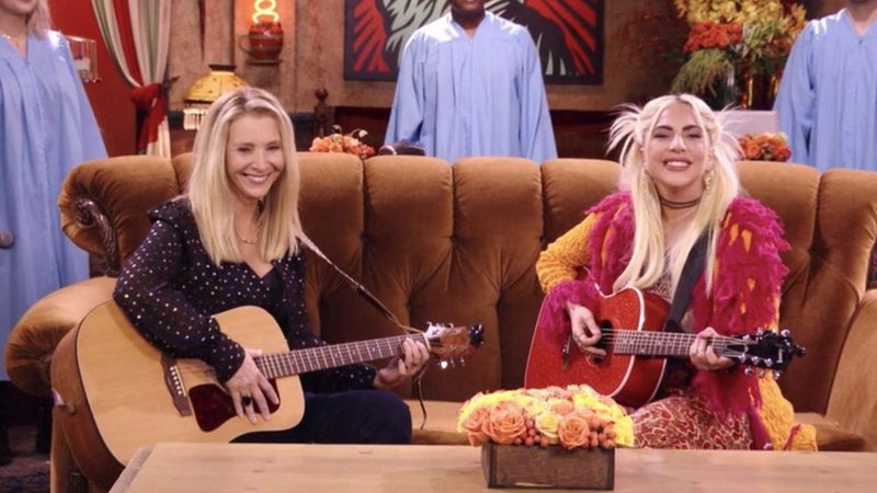 Lisa Kudrow e Lady Gaga em Friends: The Reunion (Foto: Reprodução/HBO Max)