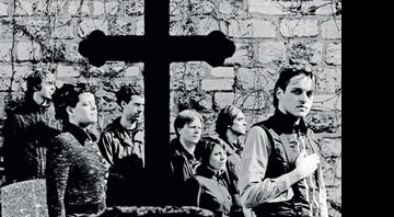 Parry, Chassagne, Gara, Kingsbury, Neufeld, Will Butler (a partir da esquerda), no Cemitério de Montmartre, em Paris - Anton Corbijn