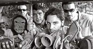 Trilöbit(da esq. para a dir.): (atrás) Nosferatus (Gustavo "Sassá"), General Urko (Marcelo Domingues - o Macaco), Mizón (Emílio "Mizão"), Animau Gonzáles(Mauricio "Mau") e DJ Moröder(Renato Trevisani) - Gilberto Abelha (Trilöbit)