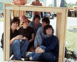 Os Beatles posam com a atriz Eleanor Bron (de chapéu) durante as filmagens de "Help!", em Nassau, nas Bahamas. O ano era 1965