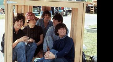 Os Beatles posam com a atriz Eleanor Bron (de chapéu) durante as filmagens de "Help!", em Nassau, nas Bahamas. O ano era 1965