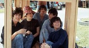 Os Beatles posam com a atriz Eleanor Bron (de chapéu) durante as filmagens de "Help!", em Nassau, nas Bahamas. O ano era 1965