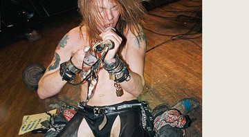 Axl Rose, em 1986: bandanas, cadeados e virilhas - Reprodução permitida por "Reckless Road" © 2007