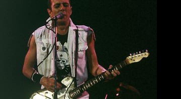 Strummer, para muitos um dos pais do punk, em 1983 - Lennox McLendon/AP