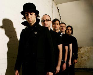 Como todo inglês, os integrantes do Maxïmo Park não negam uma cerveja - Reprodução/Site oficial da banda