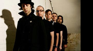 Como todo inglês, os integrantes do Maxïmo Park não negam uma cerveja - Reprodução/Site oficial da banda