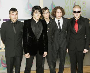 Maquiagem, roupas pretas e cabelos estilizados marcam show do My Chemical Romance - Jeff Christensen/AP