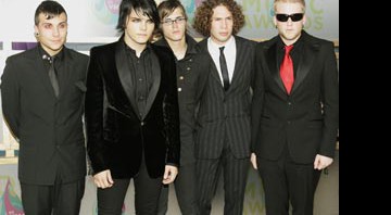 Maquiagem, roupas pretas e cabelos estilizados marcam show do My Chemical Romance - Jeff Christensen/AP