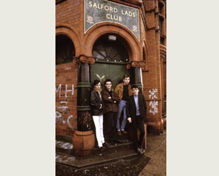 O The Smiths posa em frente ao Salford Lads Club para foto do álbum <i>The Queen is Dead</i> - Reprodução