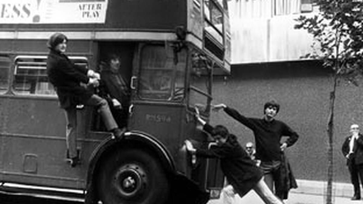 Os britânicos do The Kinks tomam um ônibus durante os anos 60 - AP