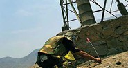 O exército peruano minou os terrenos ao redor das torres de energia. Agora, entra em ação a equipe de desminagem; veja outras fotos na galeria - Maria Eugênia Sá e Vinicius Souza