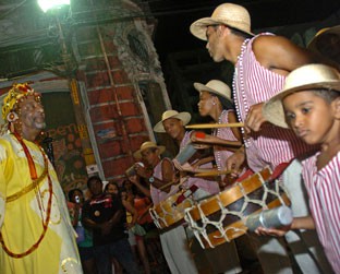 O internacional nascido no Recife Naná Vasconcelos e seus seguidores - Milton Mansilha/Divulgação