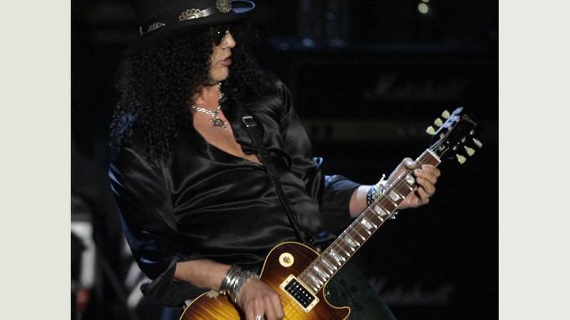 Slash e a guitarra Les Paul, escolhida para sua linha de guitarras - AP