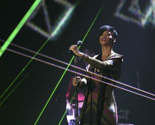 Rihanna fez uma versão de sua "Umbrella" com os Klaxons no Brit Awards - AP