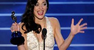 A francesa Marion Cotillard leva a estatueta de melhor atriz por <i>Piaf - Um Hino de Amor</i> - AP