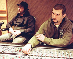 Daron Malakian e John Dolmayan fazem trabalho inspirado em David Bowie e Neil Young