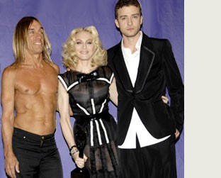 Iggy Pop surpreendeu ao cantar "Ray of Light" e "Burning up"; Justin entregou o prêmio de lenda do rock a Madonna - AP