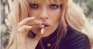 Kate Moss é alvo de críticas por aparecer fumando em ensaio para a <i>Vogue</i> Paris - Reprodução/ Vogue Paris