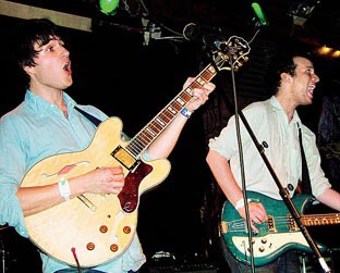 Ezra Koenig e Chris Baio, do Vampire Weekend