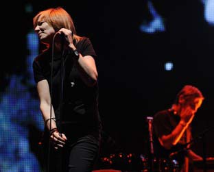 Beth Gibbons à frente do Portishead, em um dos shows mais esperados do segundo dia de festival - AP