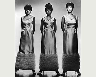 As integrantes do The Supremes usaram inúmeros modelos de vestidos durante a carreira; na exposição, será possível ver cerca de 50 deles - Reprodução