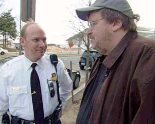 Moore em cena de <i>Fahrenheit 11/9</i>: diretor costuma aparecer em seus documentários - Reprodução