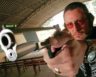 Campeão nacional de tiro prático, Bonadio treina em um clube na zona norte de São Paulo. "Nunca precisei de arma pra me resolver. Sou da paz!" - André Porto