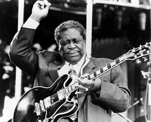 B.B. King está entre os grandes nomes do blues citados nos documentários; guitarrista também aparece em show - Reprodução/Site oficial