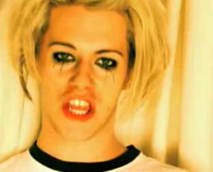 Chris Crocker, conhecido pelo vídeo "Leave Britney Alone", no clipe de "Porks and Beans" - Reprodução