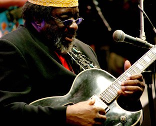 James "Blood" Ulmer, o guitarrista sentado - Cezar Fernandes